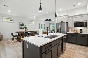 Refrigerador, horno, cafetera/tetera, tostadora