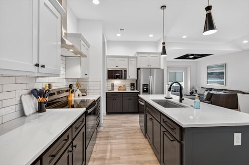 Plush & Roomy - Perfect For All Ages Near Ku & Kc 3 Bedroom Duplex