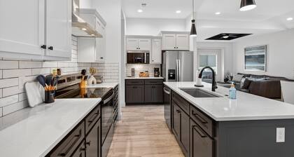 Plush & Roomy - Perfect For All Ages Near Ku & Kc 3 Bedroom Duplex