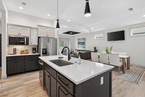 Dúplex, 3 habitaciones | Cocina privada | Refrigerador, horno, cafetera y tetera y tostadora 