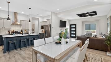 Duplex, 3 Bedrooms | Dining
