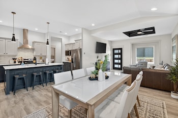 Plush & Roomy - Perfect For All Ages Near Ku & Kc 3 Bedroom Dupl