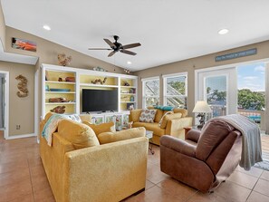 منزل - ٤ غرف نوم | منطقة المعيشة | تلفزيون ذكي