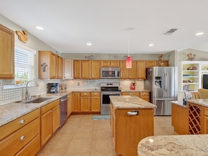 House, 4 Bedrooms | Private kitchen