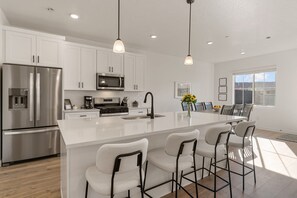 Townhome, 4 Bedrooms | Private kitchen | Fridge, oven, coffee/tea maker, toaster - Desert Retreat Near Sand Hollow 4 Bedroom Townhouse (Washington)