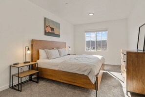 4 slaapkamers, een laptopwerkplek, een strijkplank/strijkijzer