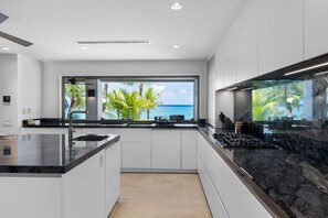 5 bedrooms, Internet - Newly Renovated Notos Cove Villa Property (Nassau)