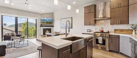 Kylskåp, mikrovågsugn, ugn och spishäll