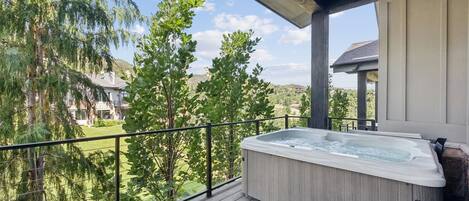 Bañera de hidromasaje al aire libre