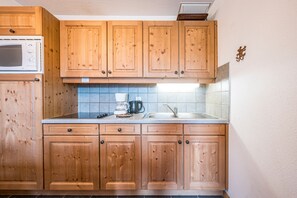 Réfrigérateur, micro-ondes, plaque de cuisson, lave-vaisselle