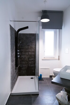 Whirlpool, Haartrockner, Bidet, Handtücher