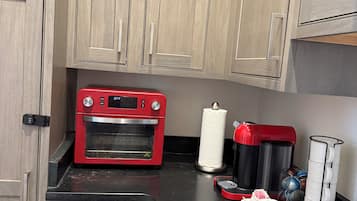 Réfrigérateur, four, cafetière/bouilloire