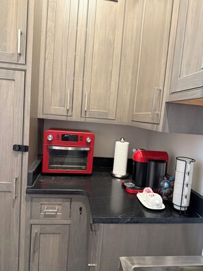 Réfrigérateur, four, cafetière/bouilloire