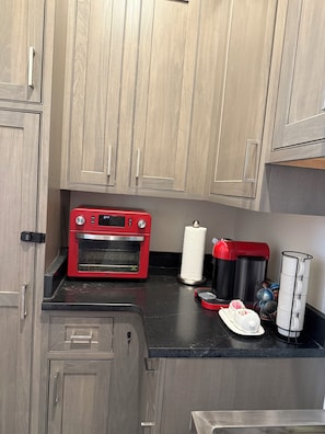 Réfrigérateur, four, cafetière/bouilloire