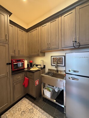 Fridge, oven, coffee/tea maker, cookware/dishes/utensils