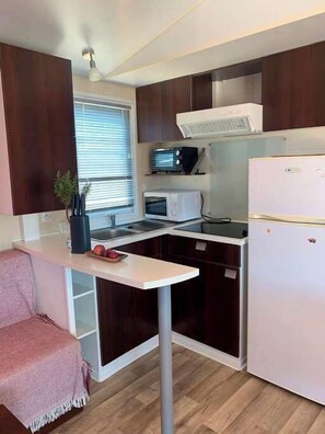 Réfrigérateur, four à micro-ondes, un four, surface de cuisson