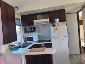 Kjøleskap, mikrobølgeovn, ovn og kokeplater