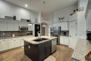 冷蔵庫、電子レンジ、オーブン、コンロ