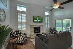 Smart TV, fireplace - Private Heated Pool and Hot Tub (Scottsdale)