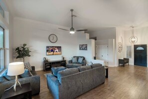 TV, fireplace