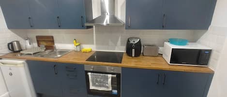 Frigorífic, microones, forn i placa de cuina