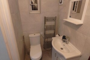 A small bathroom with a toilet, a sink, and a towel rack. - Southall - Sleeps 3 & Great Transport Links (Southall)