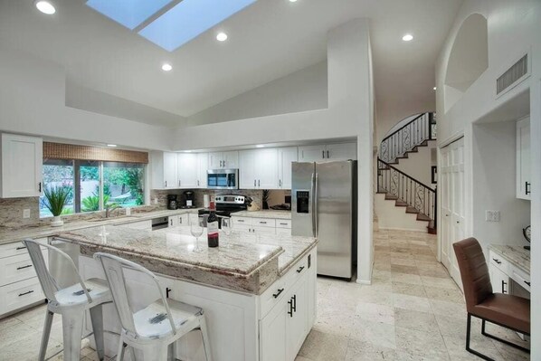 Fridge, microwave, oven, stovetop - The Hideaway (Scottsdale)