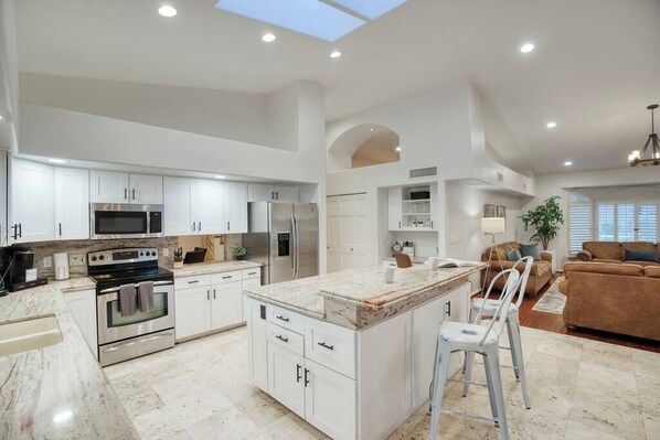 ثلاجة، ميكروويف، فرن، موقد طهي مسطح