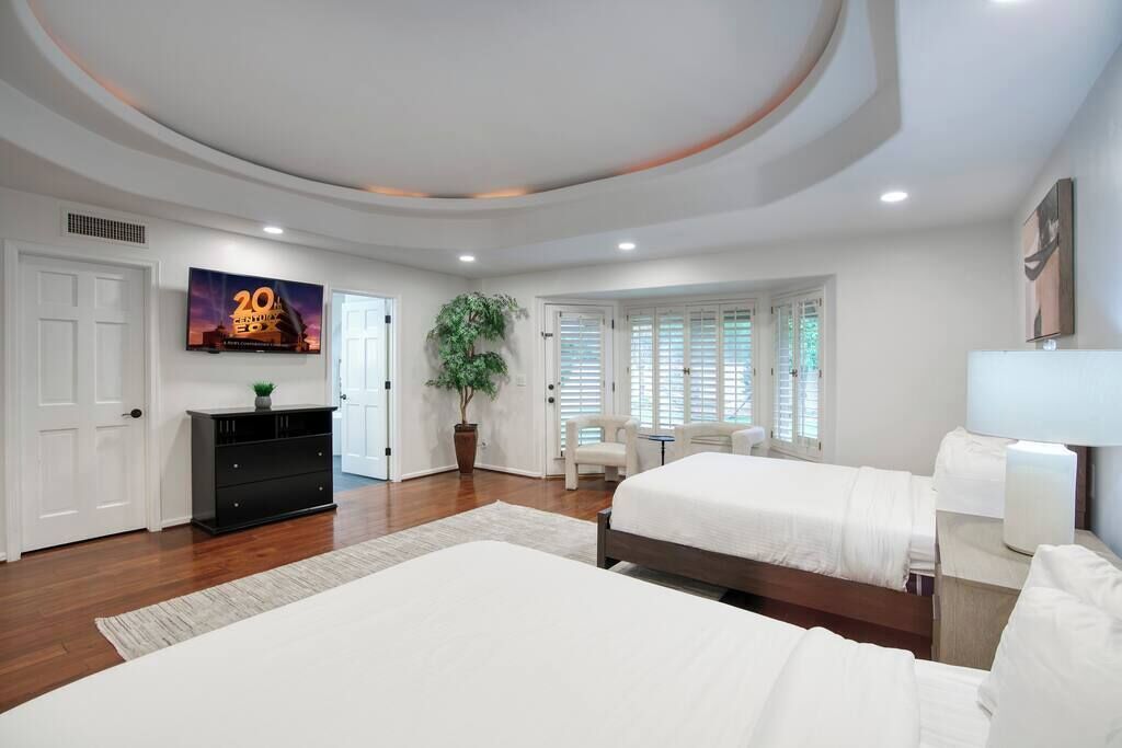 5 bedrooms, iron/ironing board, WiFi, bed sheets