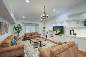 تلفزيون، مدفأة، مكتب