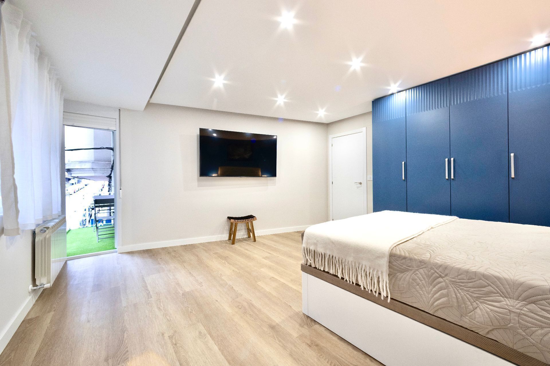 4 makuuhuonetta, silitysrauta/-lauta