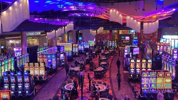 Un casino doté de nombreuses tables de jeux, de machines à sous, d’un espace restauration et d’une salle de poker.