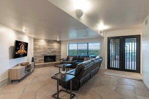 TV - Endless Views (Paradise Valley)