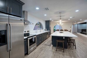 Fridge, microwave, oven, stovetop - Mountain Vista (Fountain Hills)