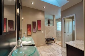 Shower, hair dryer, towels, soap - The Refuge (Fountain Hills)