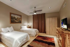 4 bedrooms, iron/ironing board, WiFi, bed sheets - The Refuge (Fountain Hills)