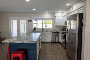 Fridge, microwave, oven, stovetop - Chandler Oasis (Chandler)