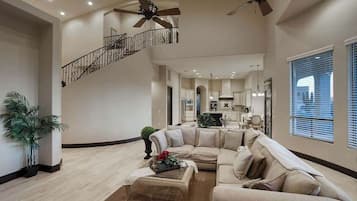 TV, peis og kontorer