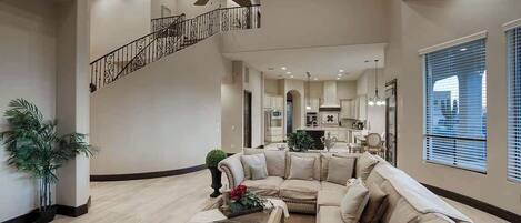 テレビ、暖炉、書斎 / ワークスペース