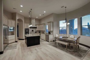 ثلاجة، ميكروويف، فرن، موقد طهي مسطح