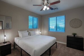 4 habitaciones, tabla de planchar con plancha, wifi y ropa de cama 