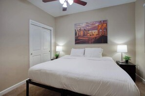 4 bedrooms, iron/ironing board, WiFi, bed sheets - Private Patio & Grill, 10 minutes to Old Town (Scottsdale)