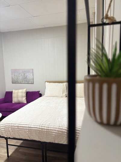 Modern Studio SmartTV, Coffee Bar & Rainfall Shower