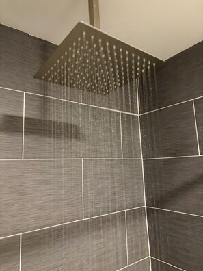 Toallas, jabón, papel de baño 