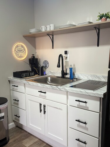 Modern Studio SmartTV, Coffee Bar & Rainfall Shower