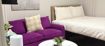 Modern Studio SmartTV, Coffee Bar & Rainfall Shower