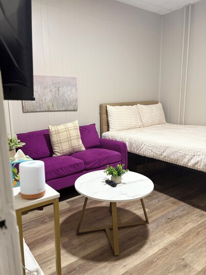 Modern Studio SmartTV, Coffee Bar & Rainfall Shower