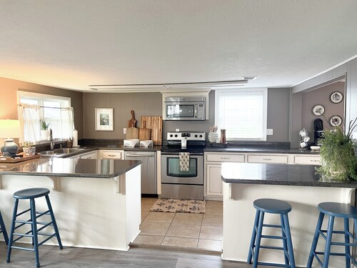 Lakefront Escape on Lake Blackshear - Private Dock & Stunning Views