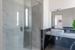 Dusche, Haartrockner, Bidet, Handtücher