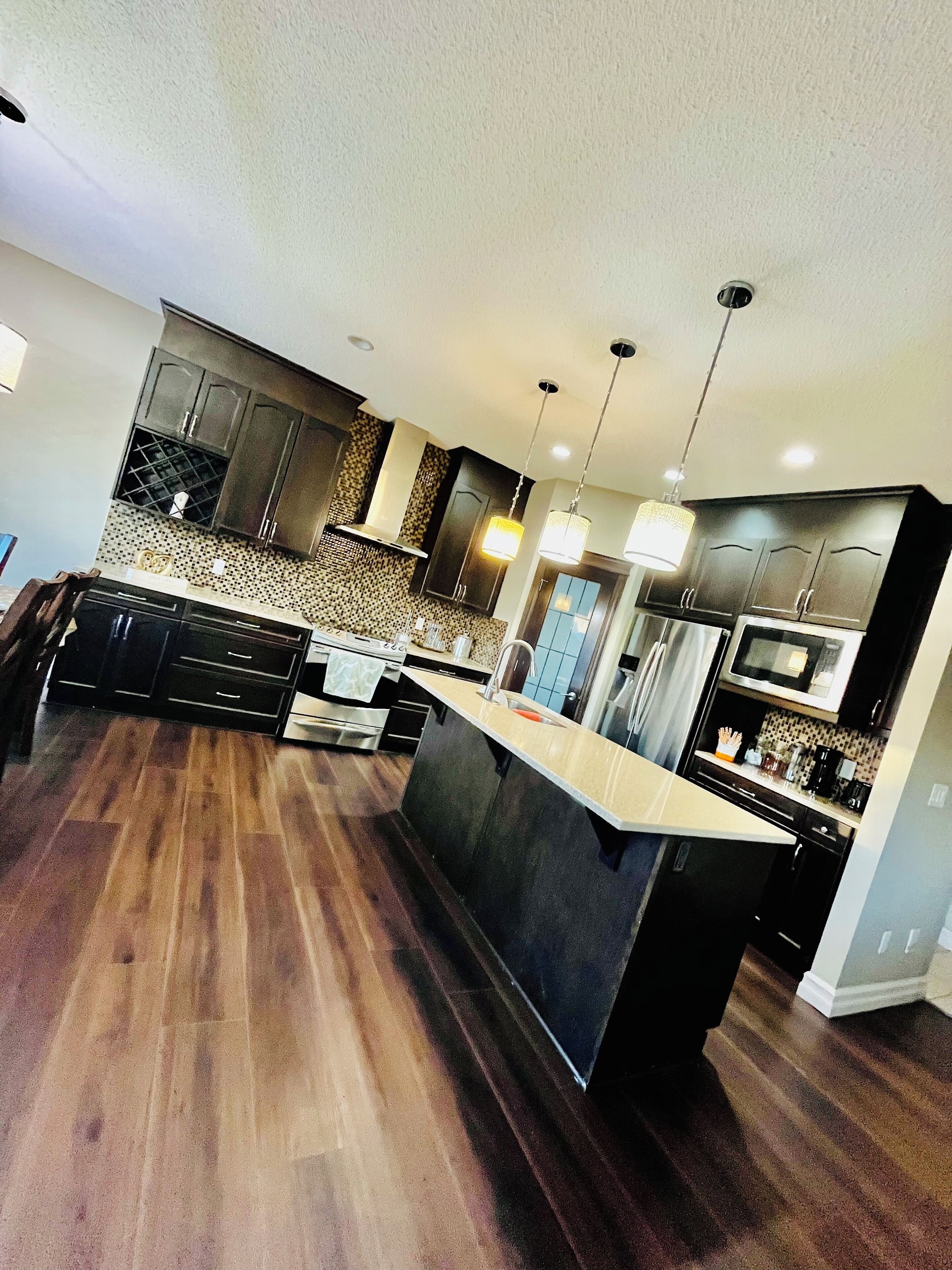 Køleskab, mikrobølgeovn, kogeplade, opvaskemaskine